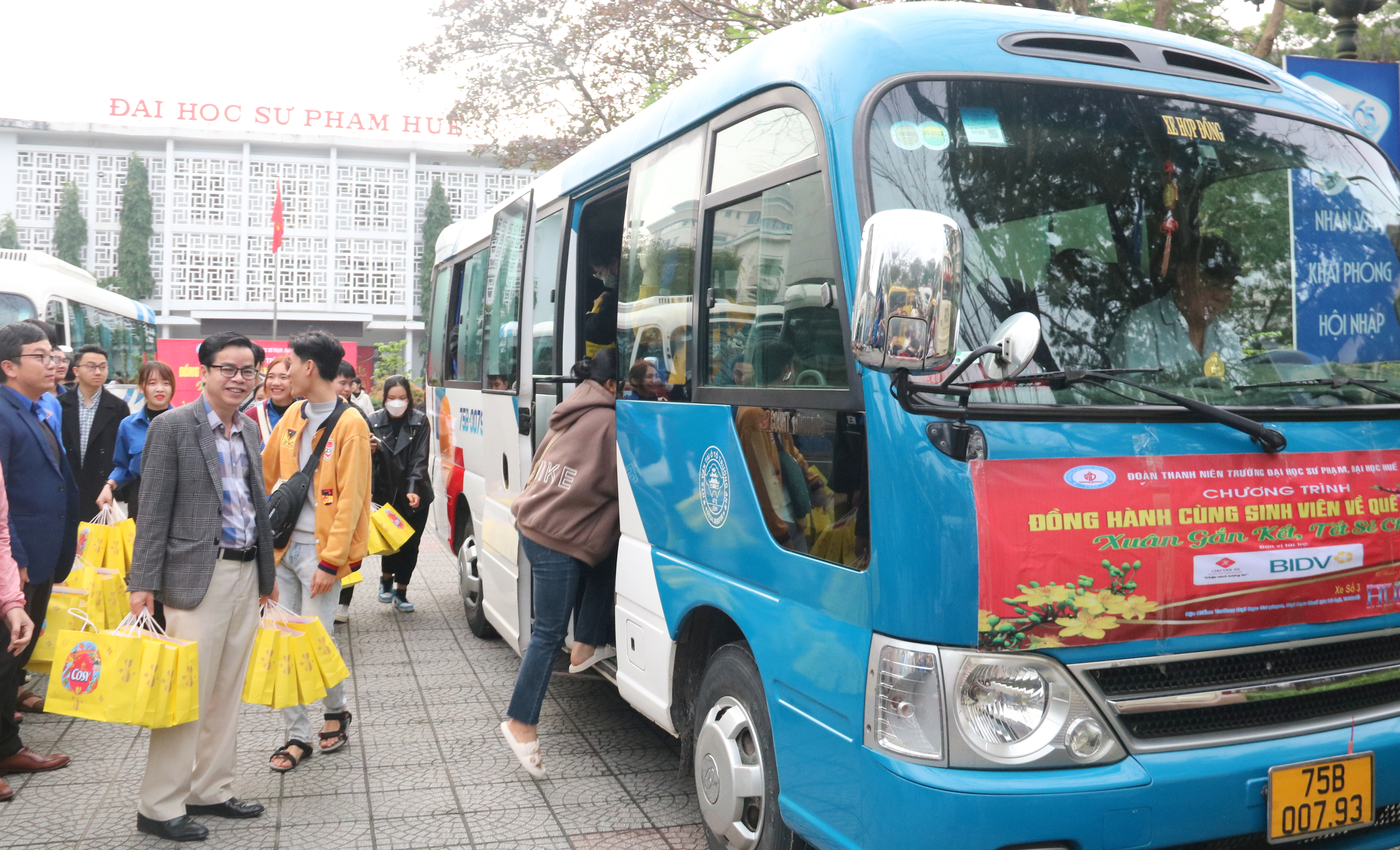 Ấm lòng sinh viên về quê đón tết