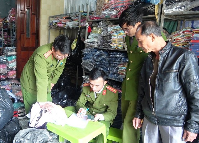 Phát hiện nhiều áo quần nhãn mác nước ngoài không nguồn gốc, xuất xứ