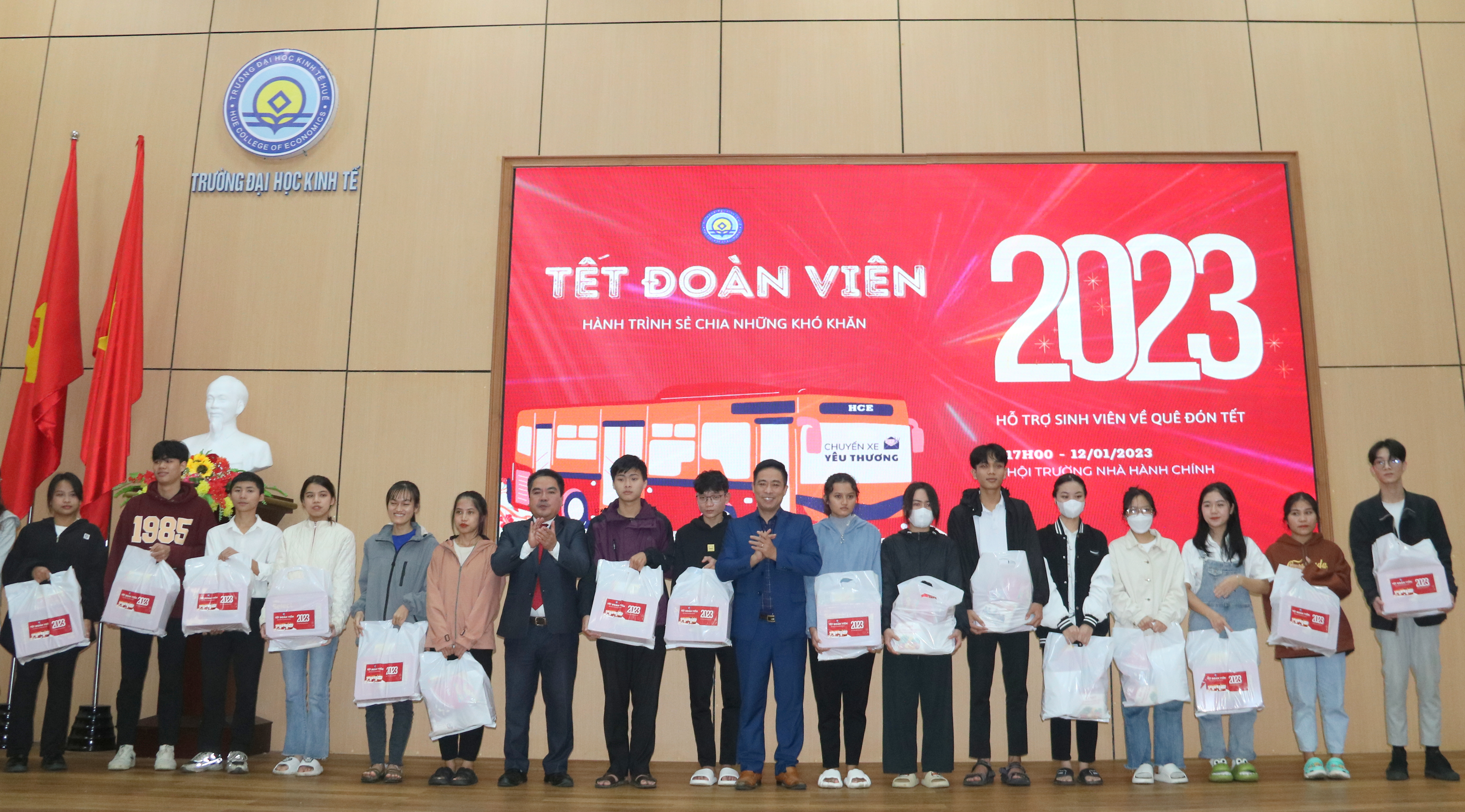 Trao tặng vé xe cho sinh viên 16 tỉnh, thành trên cả nước