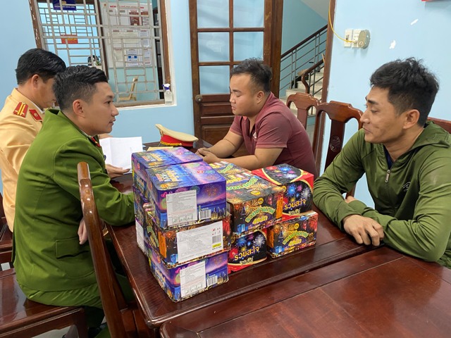 Phát hiện xe ô tô chở pháo do nước ngoài sản xuất không rõ nguồn gốc