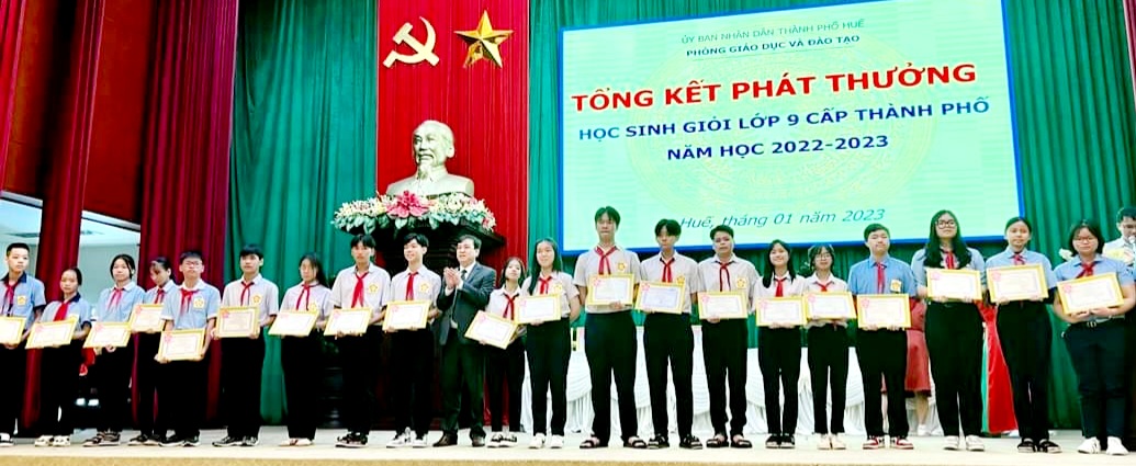 TP Huế tuyên dương 245 học sinh giỏi