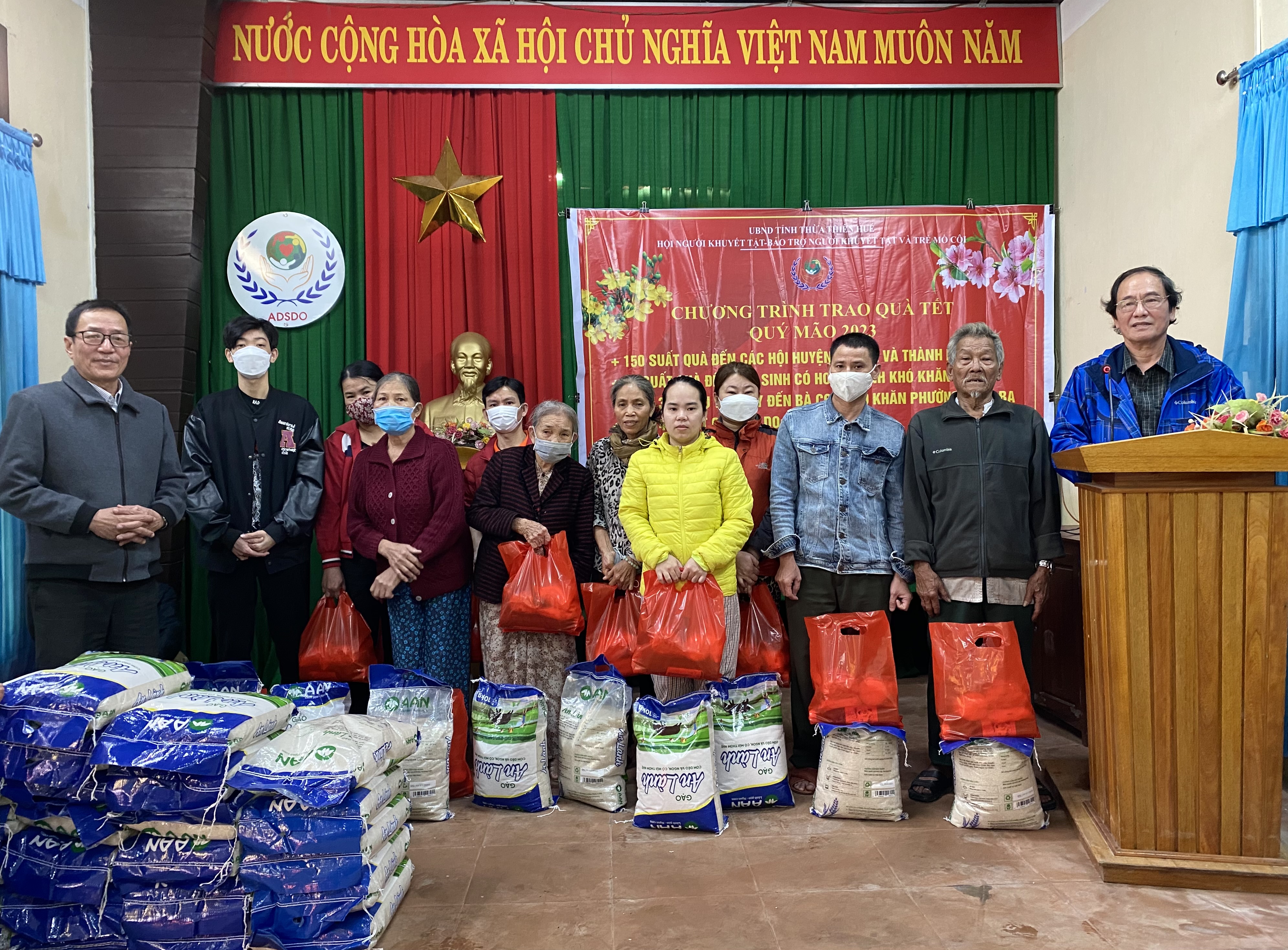 Tặng quà tết, hỗ trợ vốn vay cho người khuyết tật và trẻ mồ côi