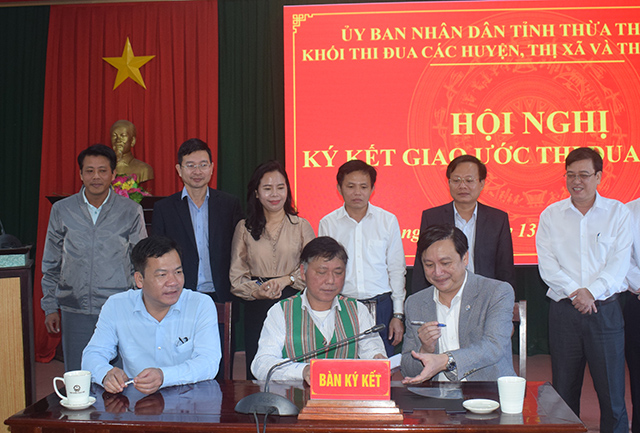 Khối thi đua các huyện, thị xã và TP Huế ký kết giao ước thi đua năm 2023