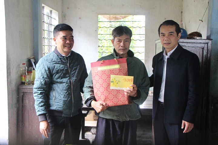 Thăm, tặng quà tết cho các gia đình chính sách và hộ nghèo