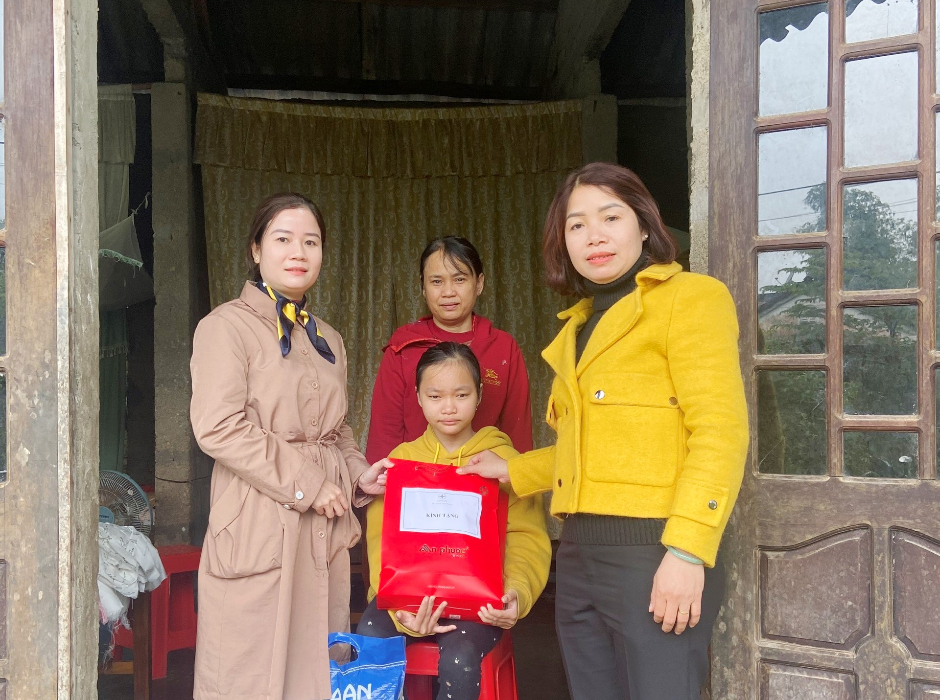 Mang Tết ấm đến người nghèo