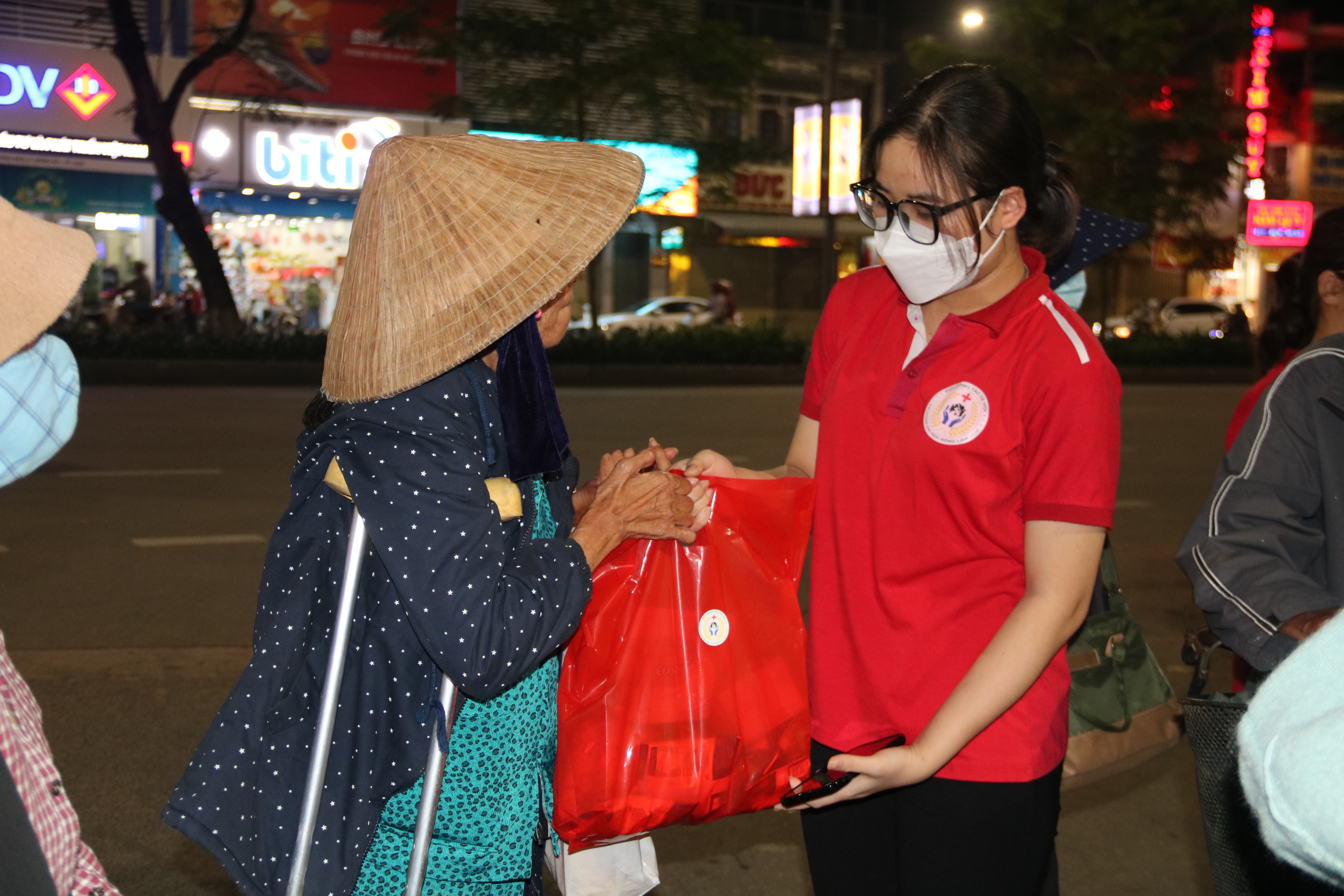 Chiếc bánh nghĩa tình tặng người yếu thế