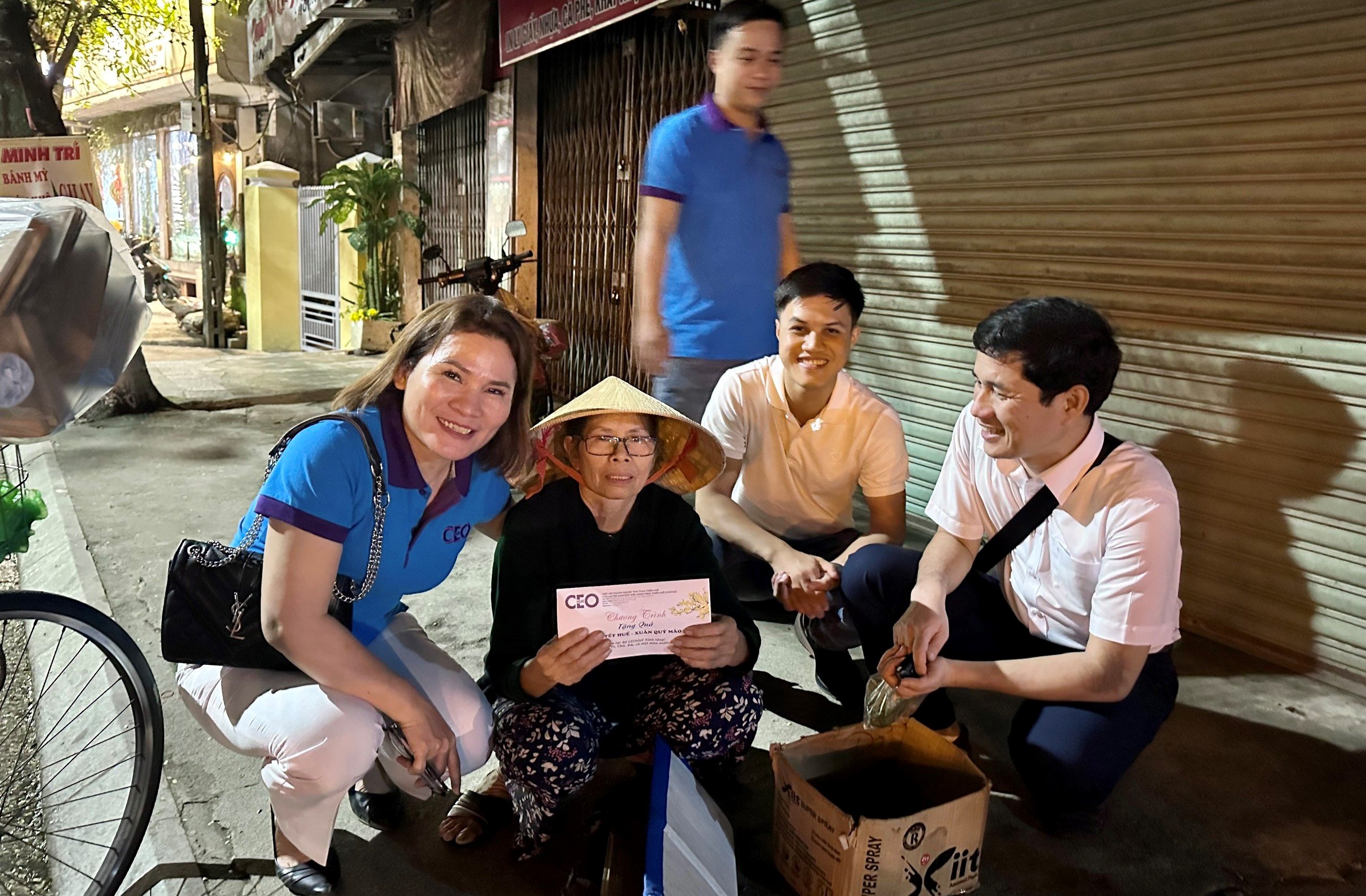 Các doanh nghiệp trao quà tết cho người dân nghèo A Lưới và TP Huế