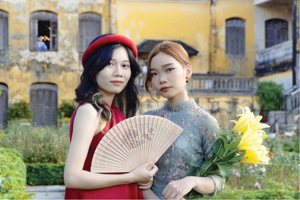 Giới trẻ thích thú chụp ảnh áo dài tết