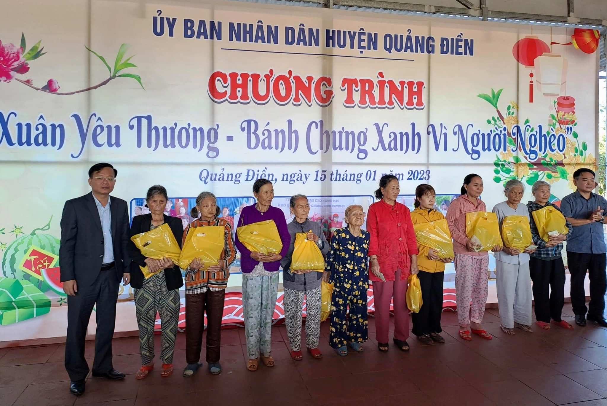 Trao 686 suất quà cho người nghèo Quảng Điền đón Tết