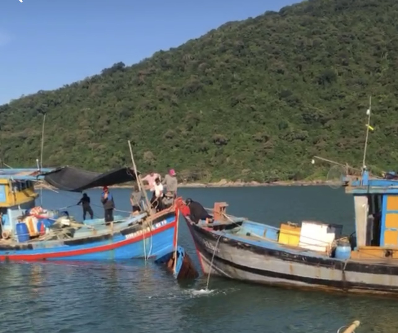 Tích cực tìm kiếm hai cha con mất tích do chìm ghe trên biển