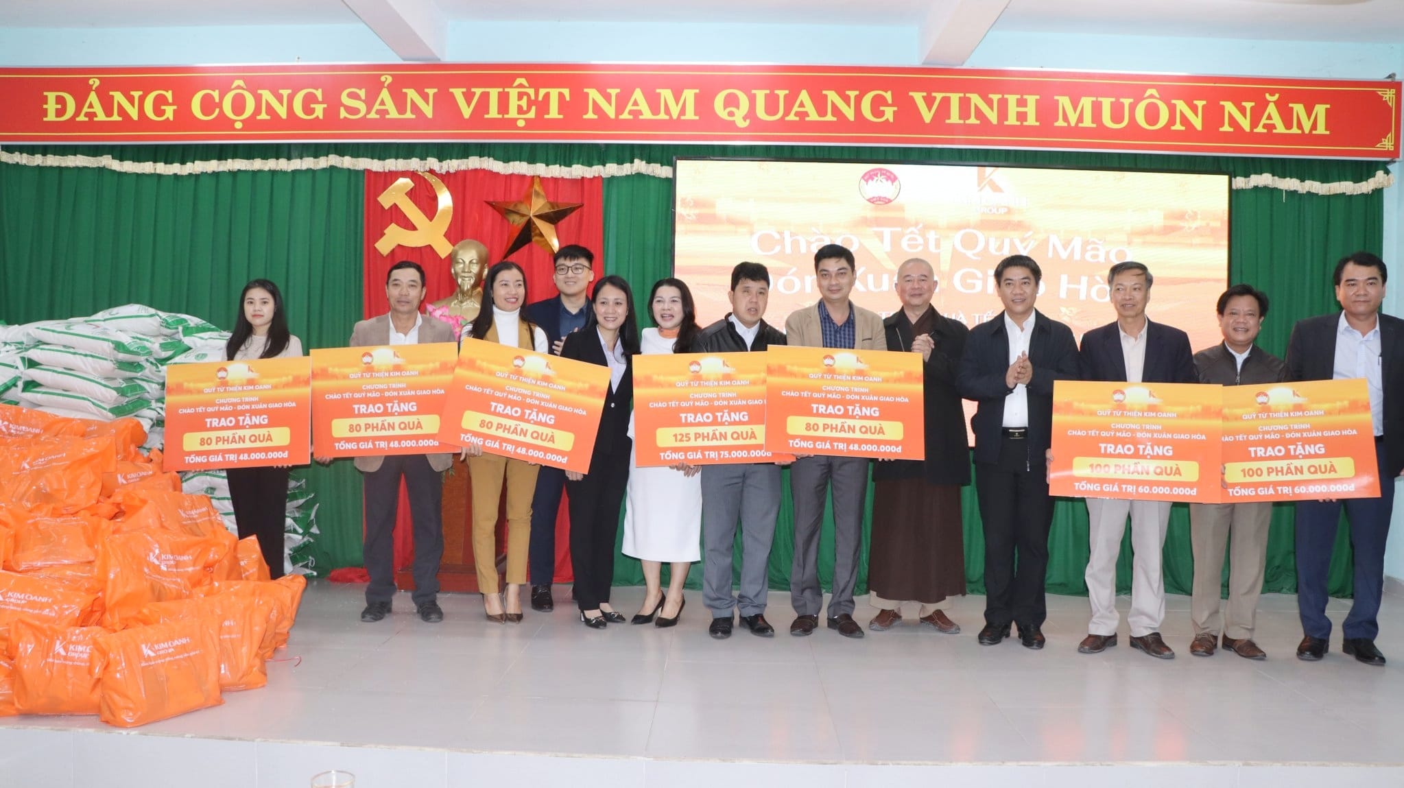 Trao 725 suất quà trị giá gần 450 triệu đồng cho các hộ nghèo, khó khăn