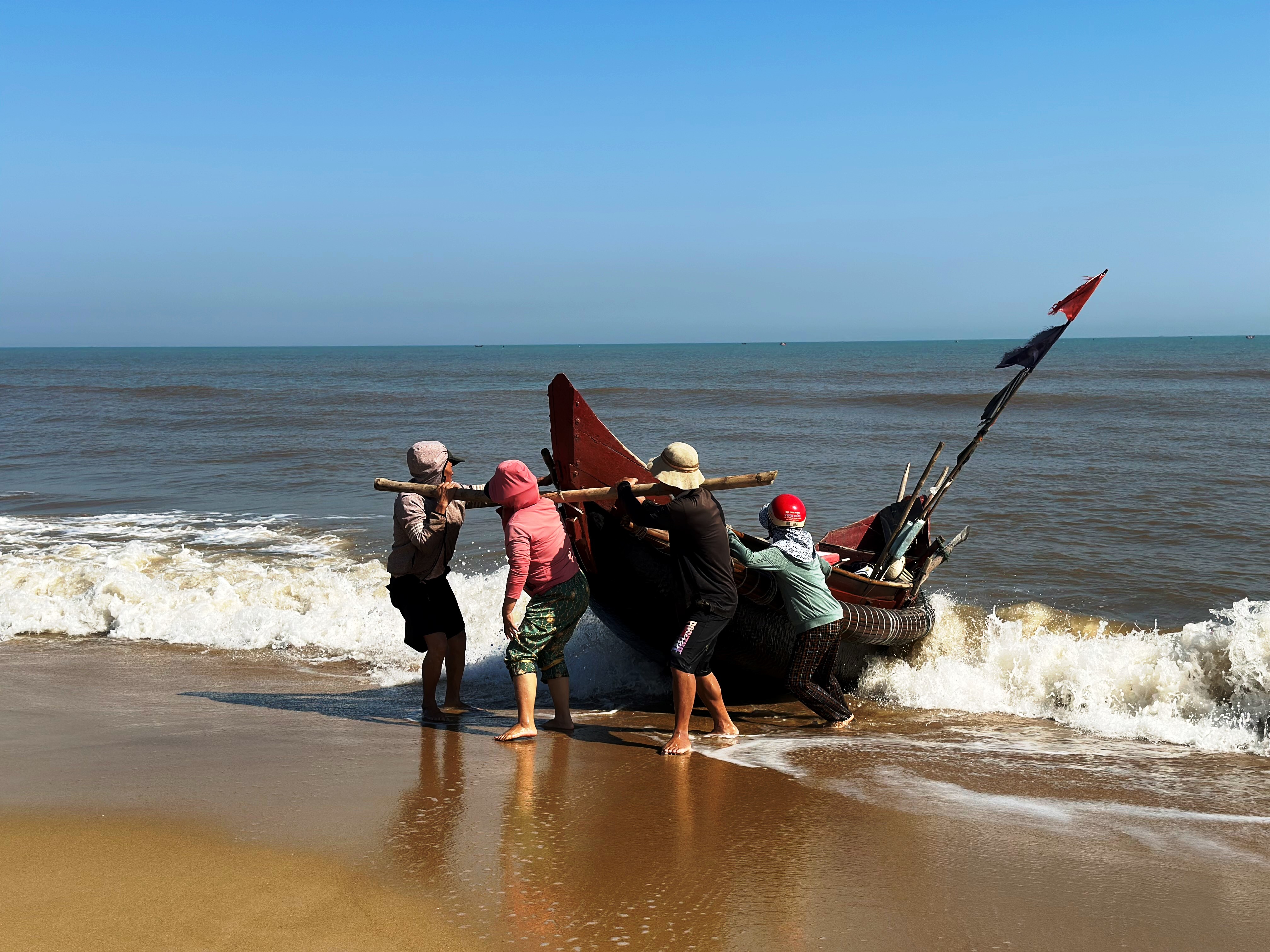 Nhộn nhịp làng biển những ngày giáp tết