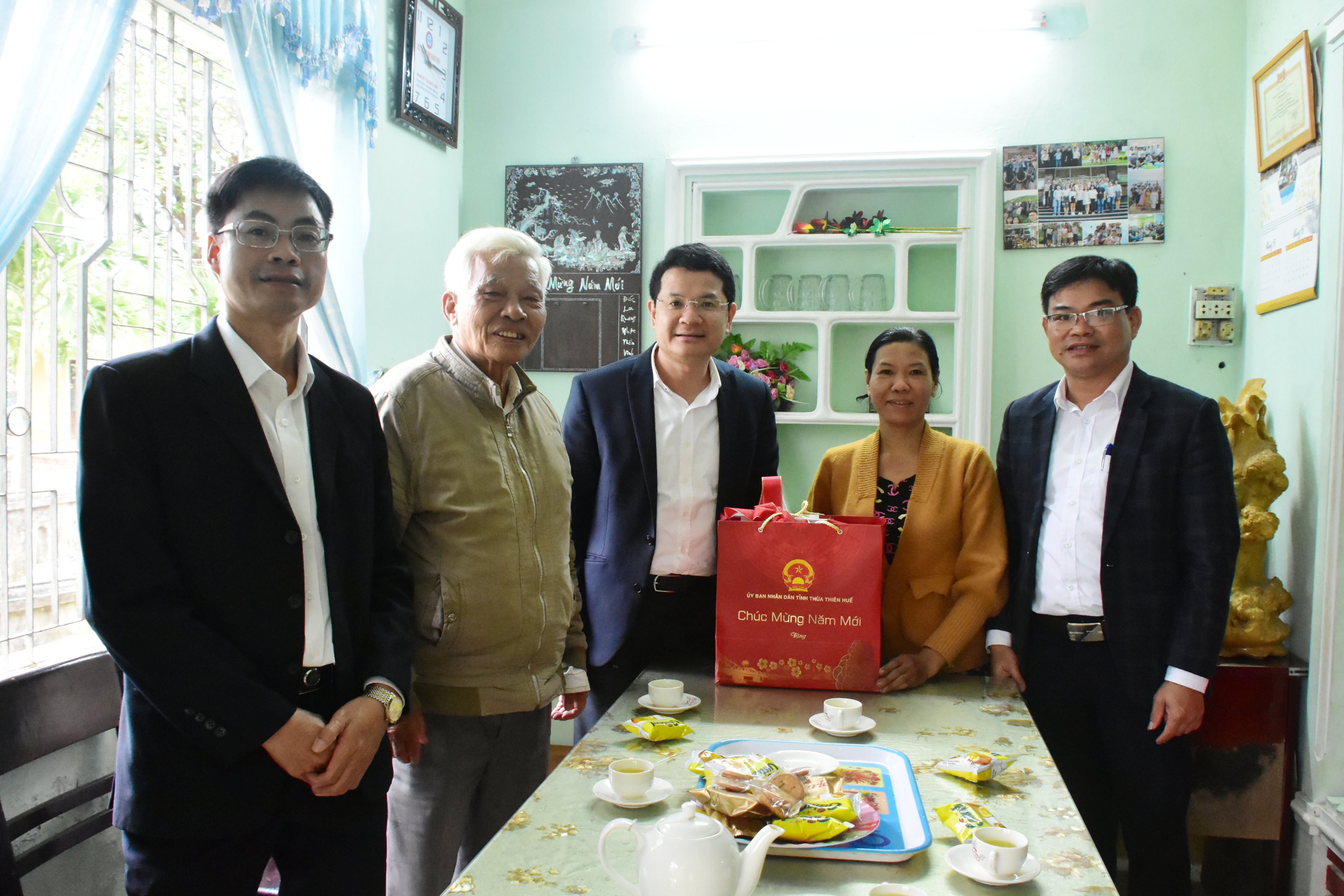 Phó Chủ tịch UBND tỉnh Hoàng Hải Minh chúc tết gia đình chiến sĩ làm nhiệm vụ tại quần đảo Trường Sa