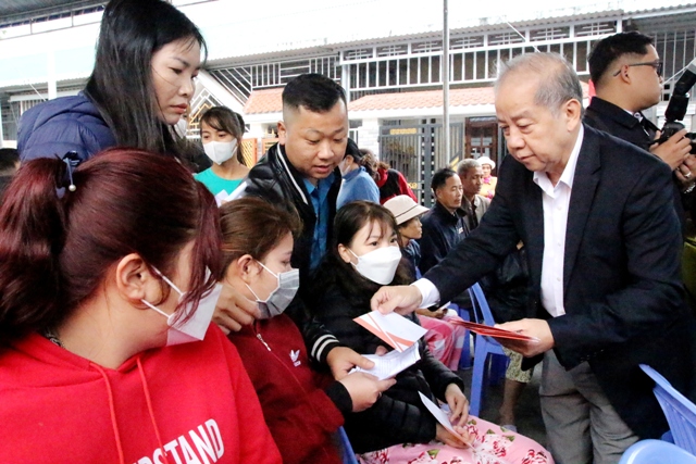 Phó Bí thư Thường trực Tỉnh ủy Phan Ngọc Thọ trao quà tết các hộ dân nghèo và chúc tết Công an TP Huế