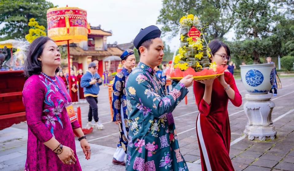 Trang trọng hoạt động “Dâng tiến hương Xuân”