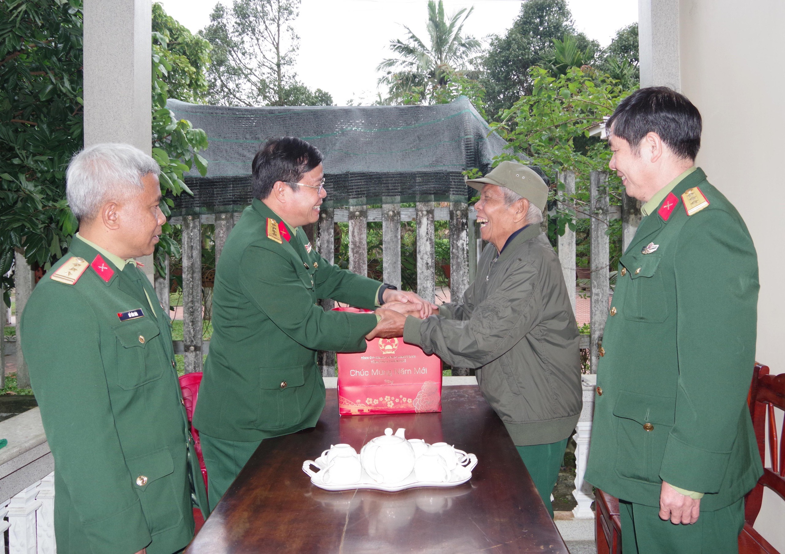 Chúc tết người có công tại huyện A Lưới