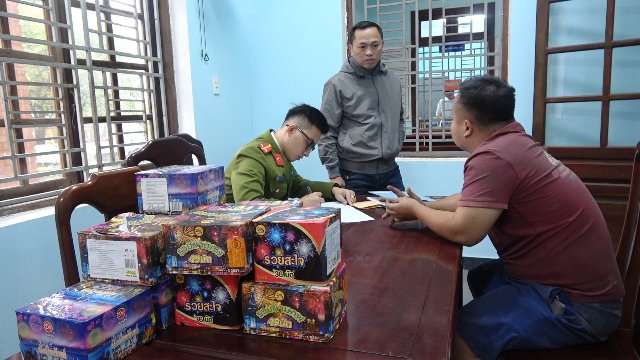 Phát hiện đối tượng tàng trữ hơn 21 kg pháo nổ