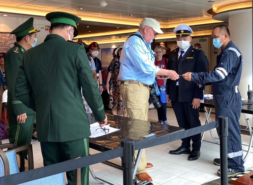 Trực dịch, tiêm phòng COVID-19 xuyên tết