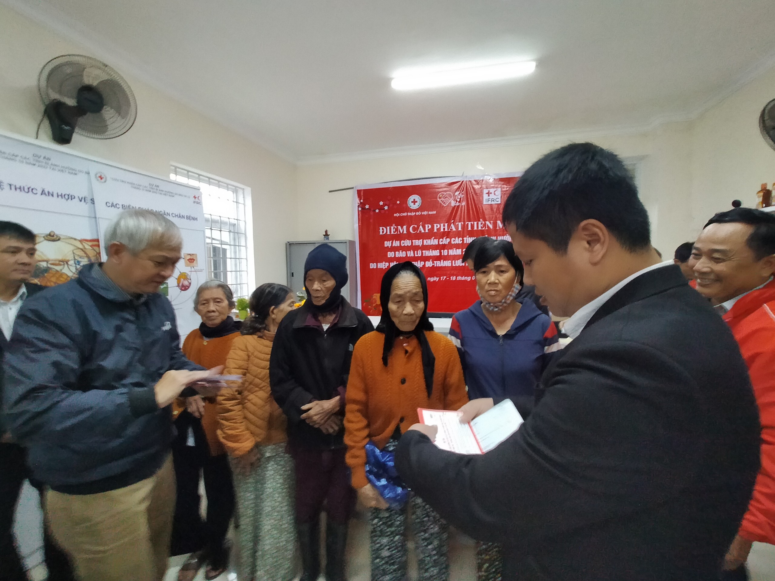 Trao 2 tỷ đồng hỗ trợ người dân bị ảnh hưởng bởi mưa lũ