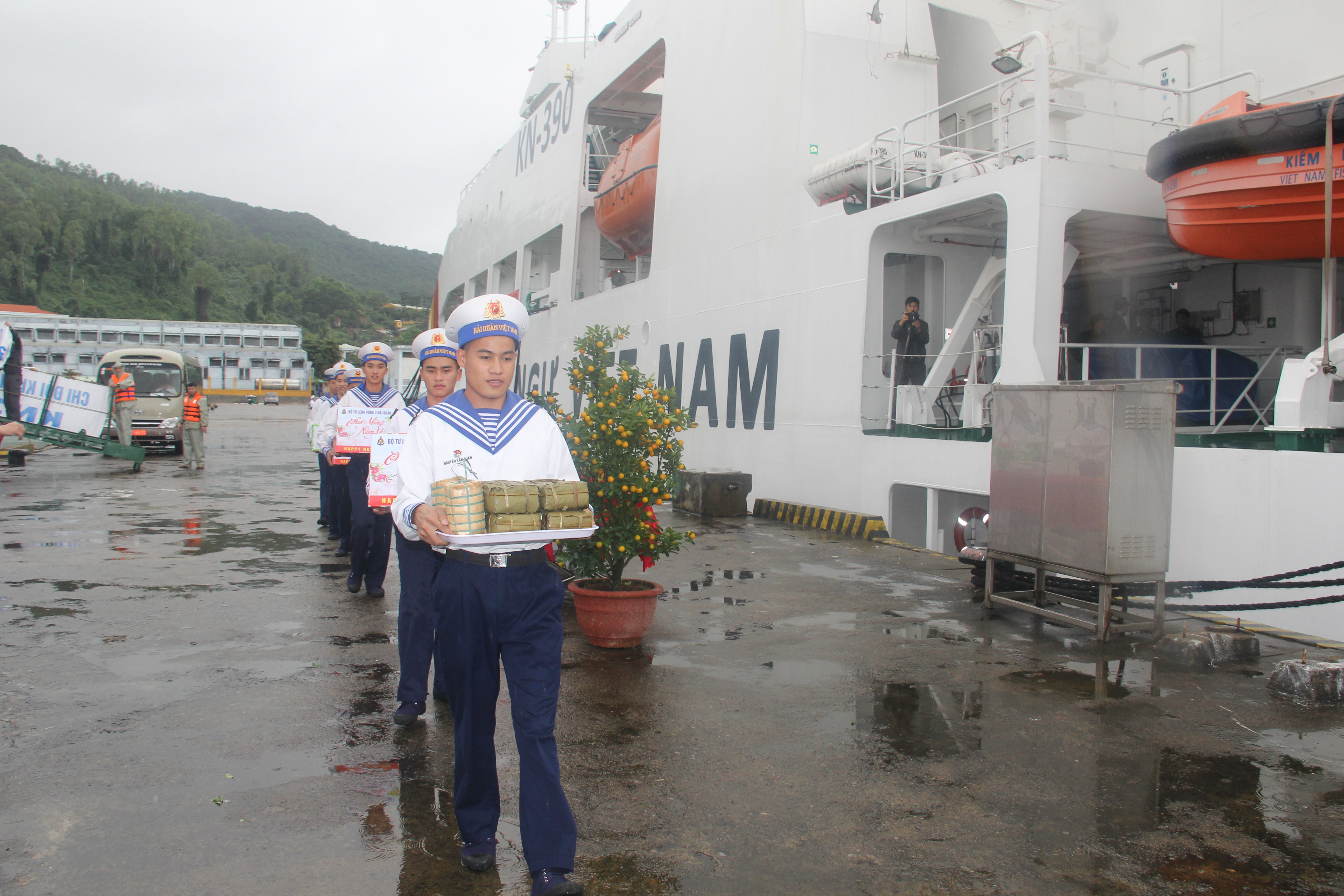 Chở tết ra đảo xa