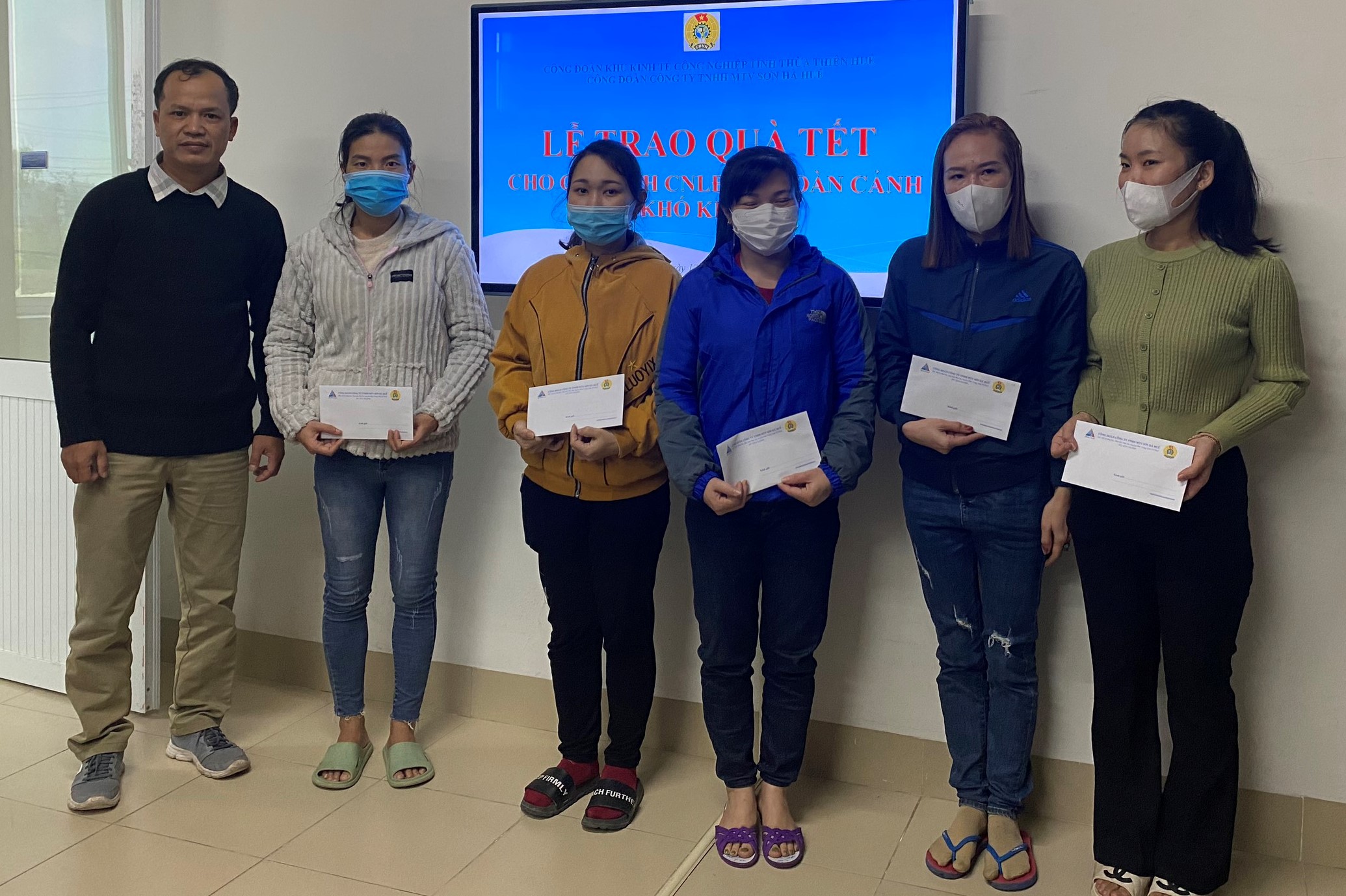 Trao 804 suất quà tết cho đoàn viên, công nhân lao động