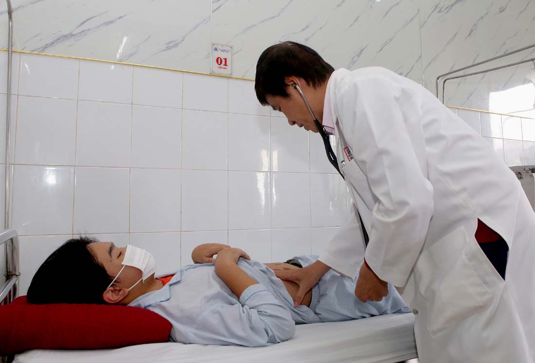 Phòng tránh ngộ độc rượu ngày tết