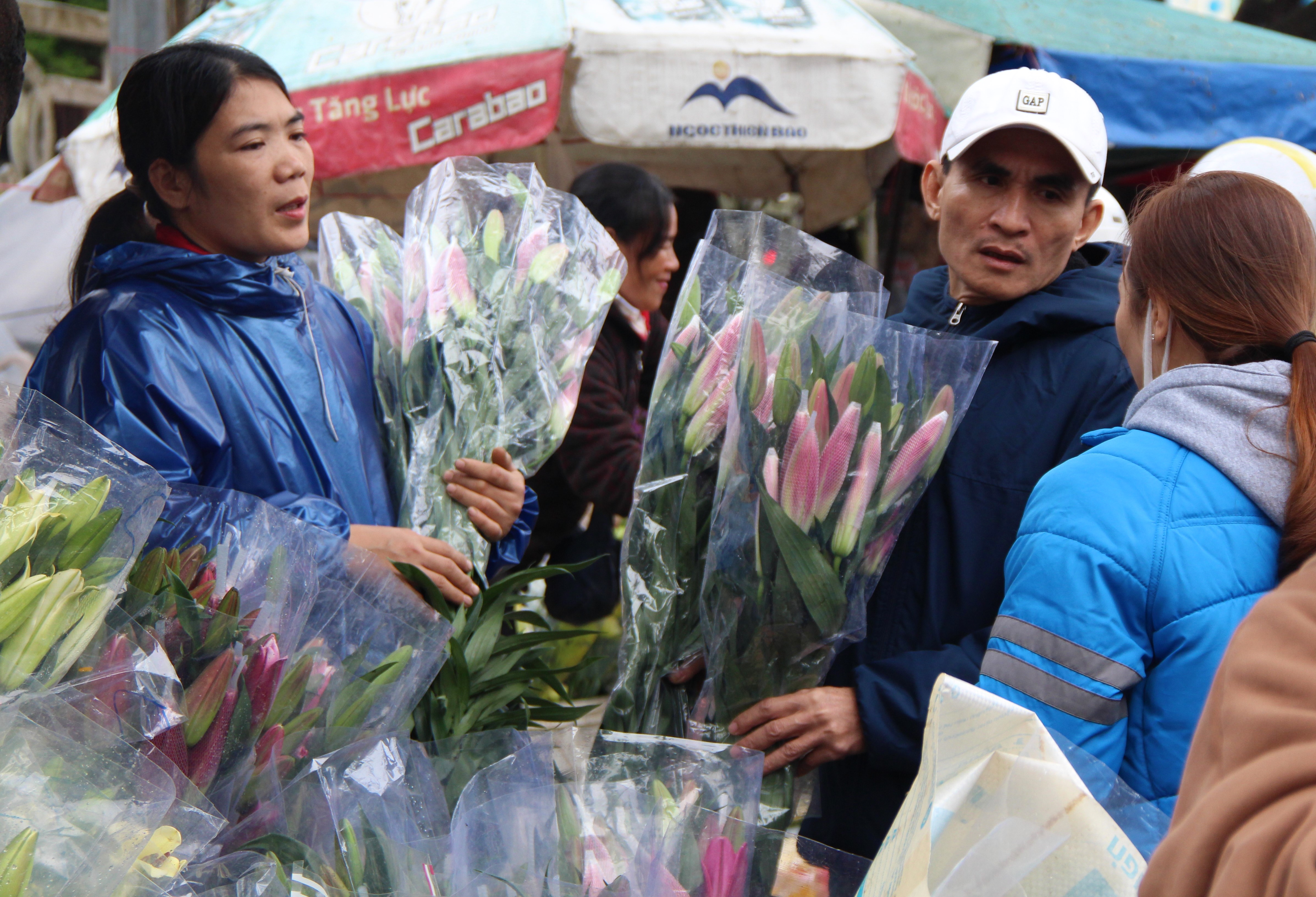 Dòng người chen chúc đi chợ tết