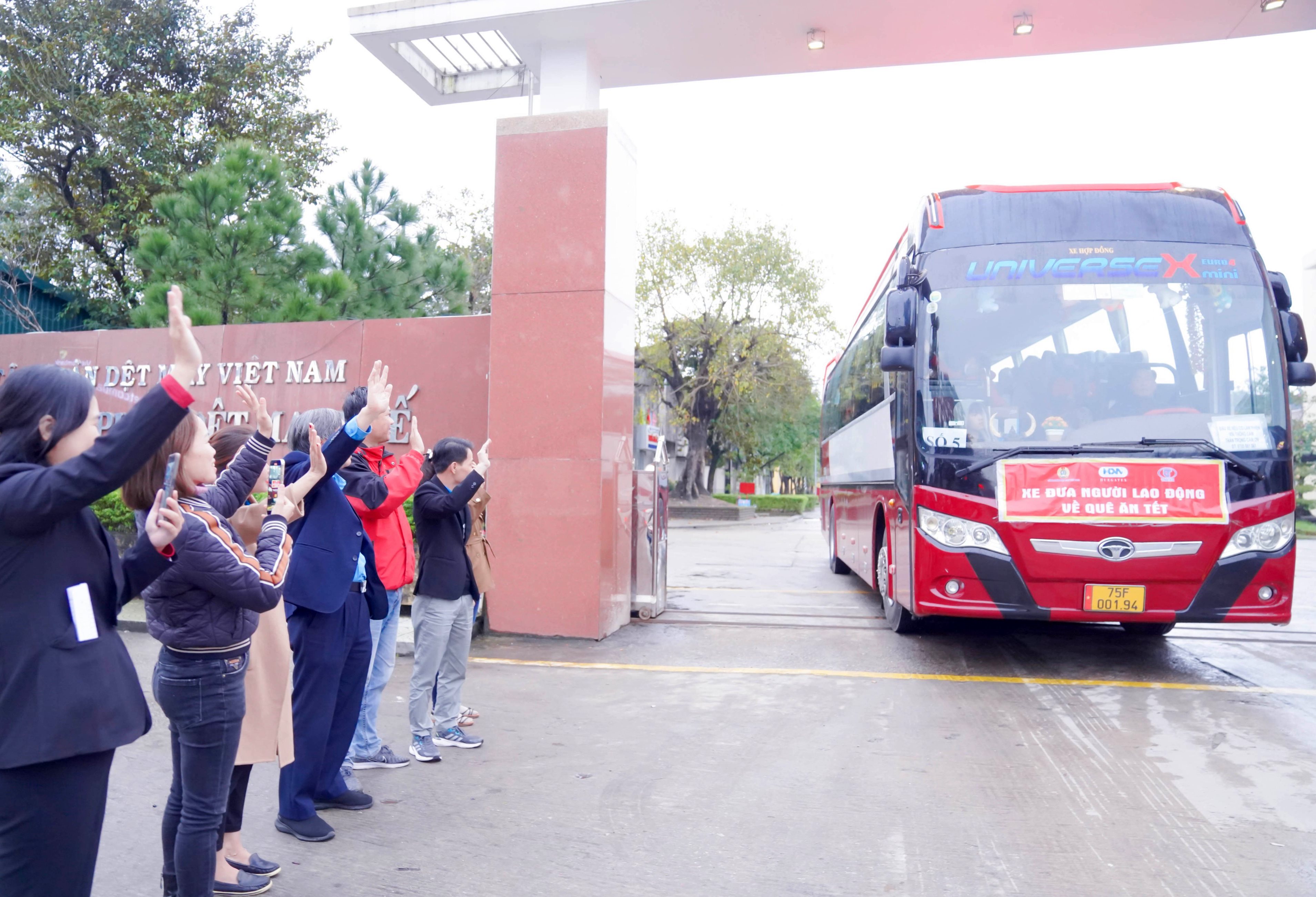 Đường về quê thêm gần