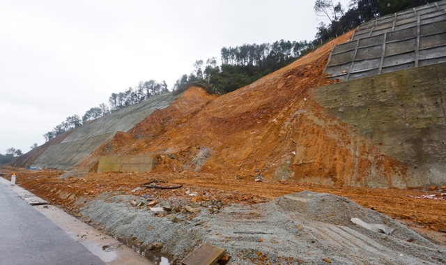 Cao tốc Cam Lộ- La Sơn Còn nhiều bề bộn