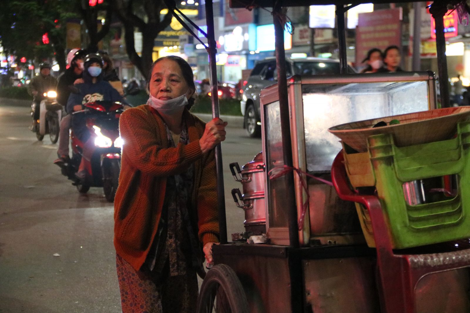 Mưu sinh đêm giáp Tết