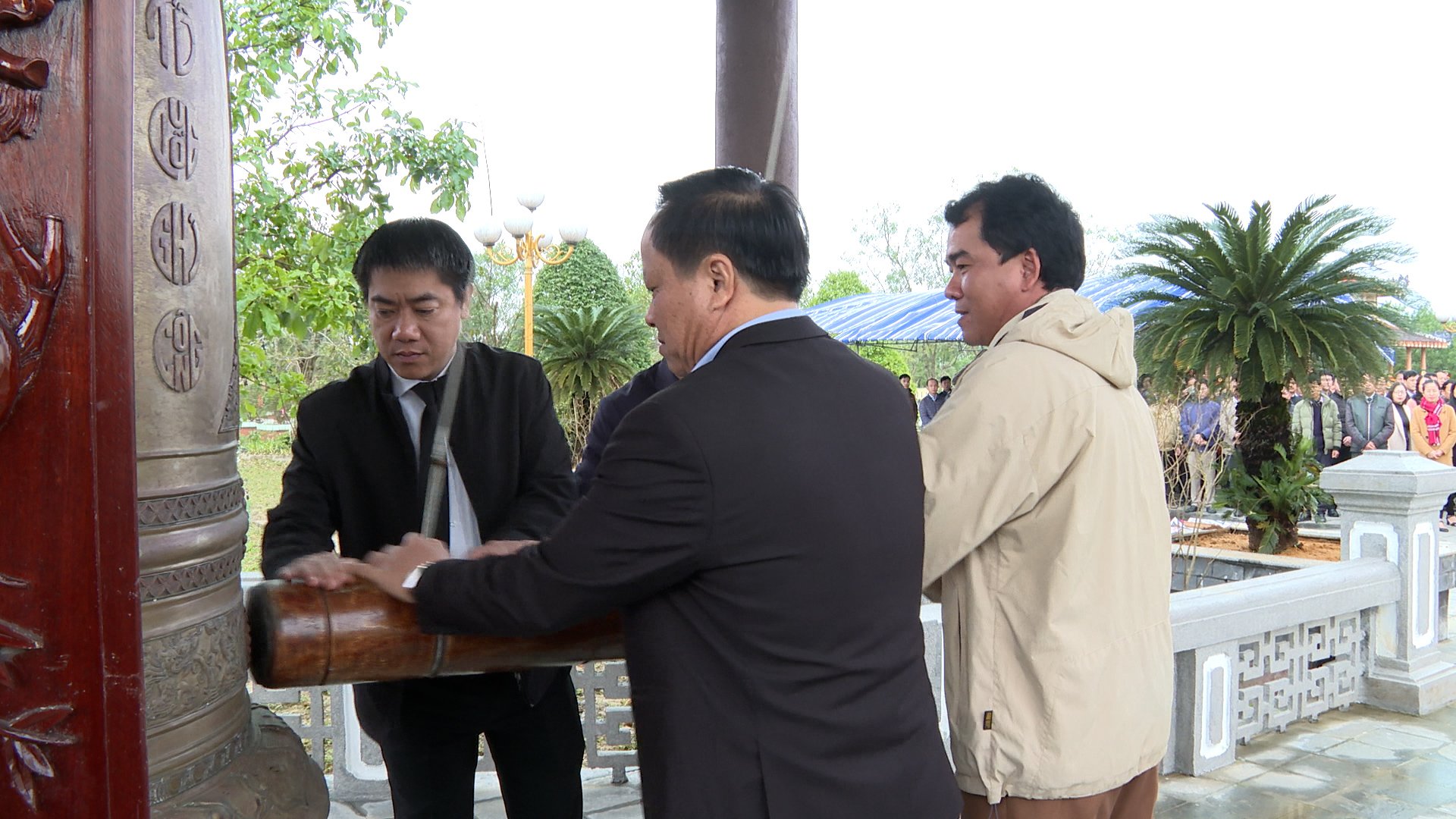 Dâng hương tưởng niệm các anh hùng liệt sĩ nhân Tết Nguyên đán Quý Mão