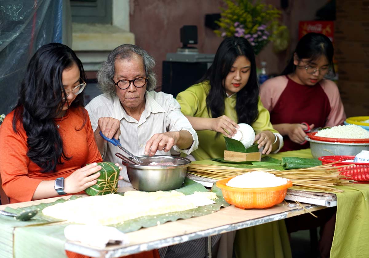 Gói bánh chưng, mừng sum vầy