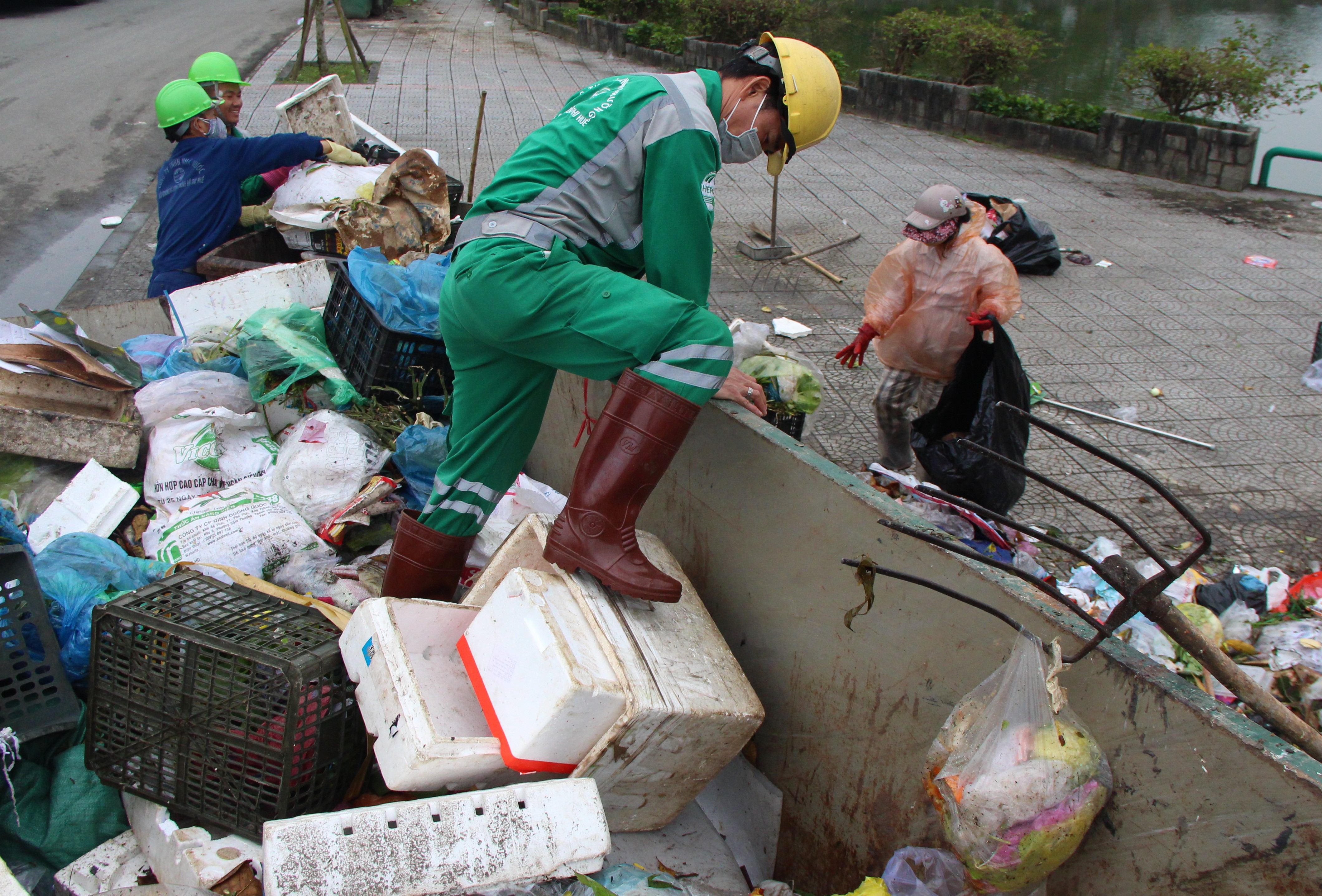 Dọn sạch phố phường ngày cuối năm