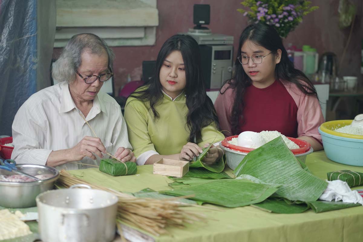 Wrapping banh chung, celebrating the reunion