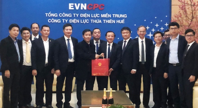 Chủ tịch UBND tỉnh Nguyễn Văn Phương chúc Tết các cơ quan, đơn vị trong đêm giao thừa