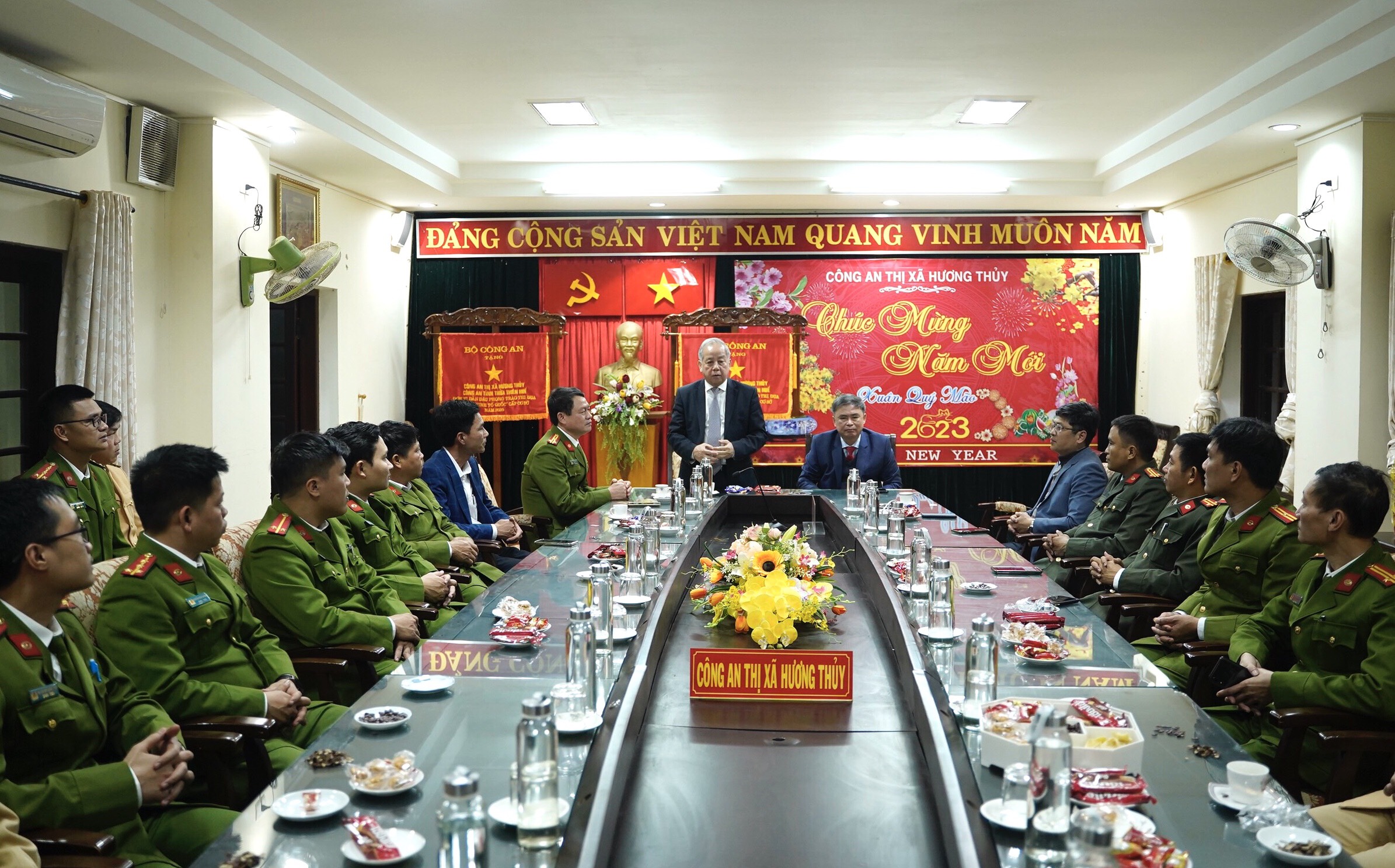 Phó Bí thư thường trực Tỉnh ủy chúc Tết Công an TX Hương Thủy