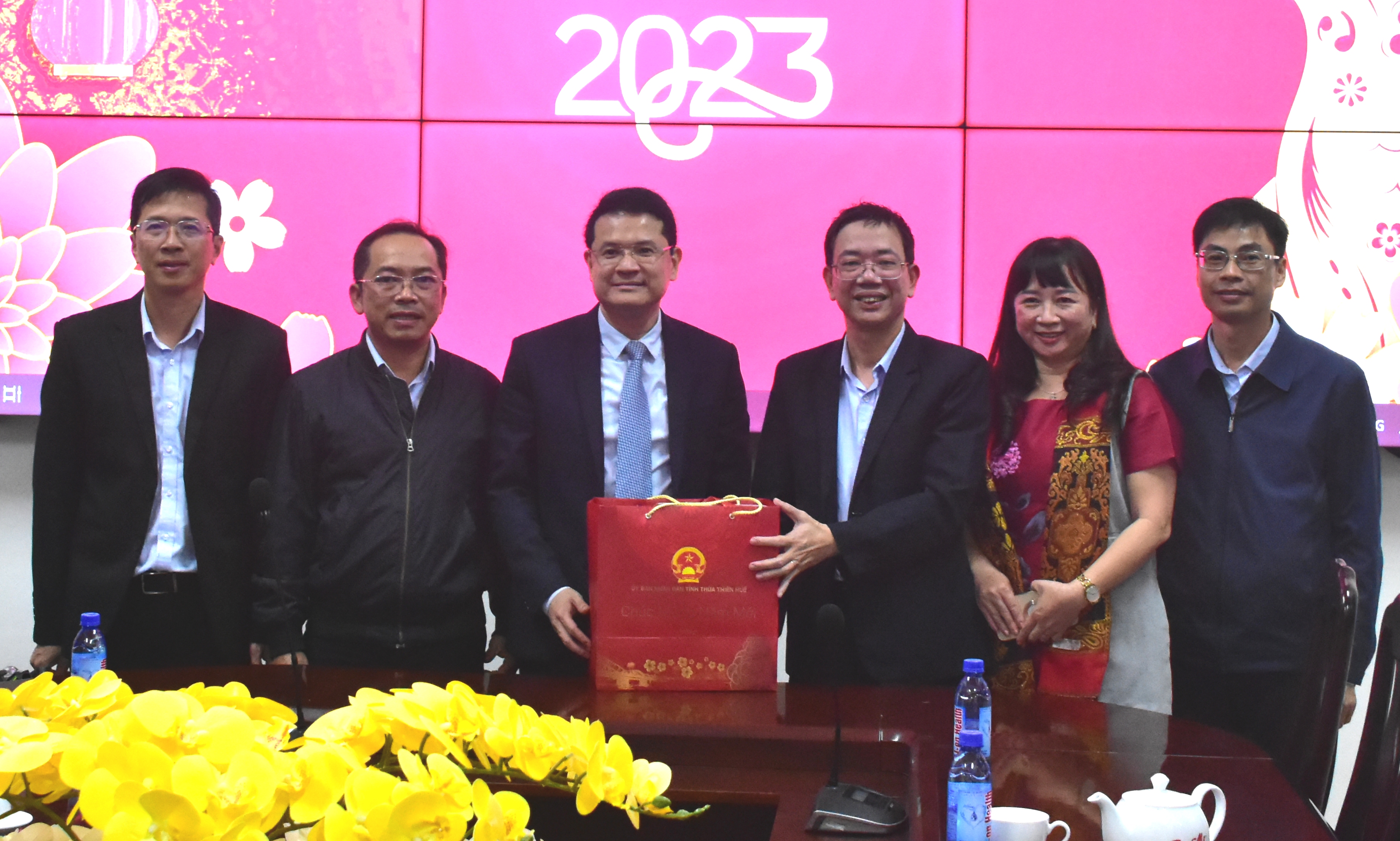 Phó Chủ tịch UBND tỉnh Hoàng Hải Minh thăm các lực lượng làm nhiệm vụ đêm 30 Tết