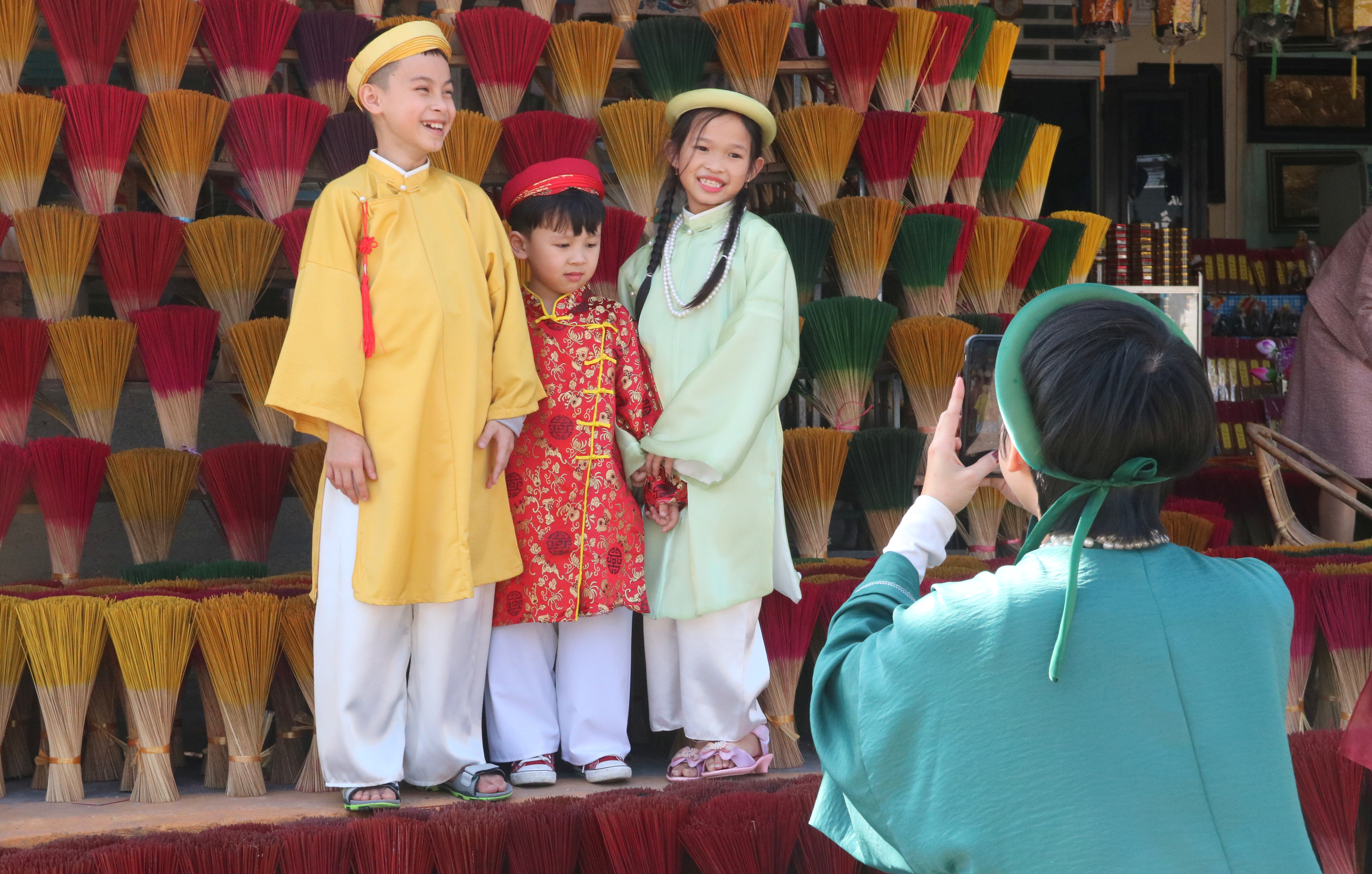 Sắc màu cổ phục ngày tết trên làng hương Thuỷ Xuân