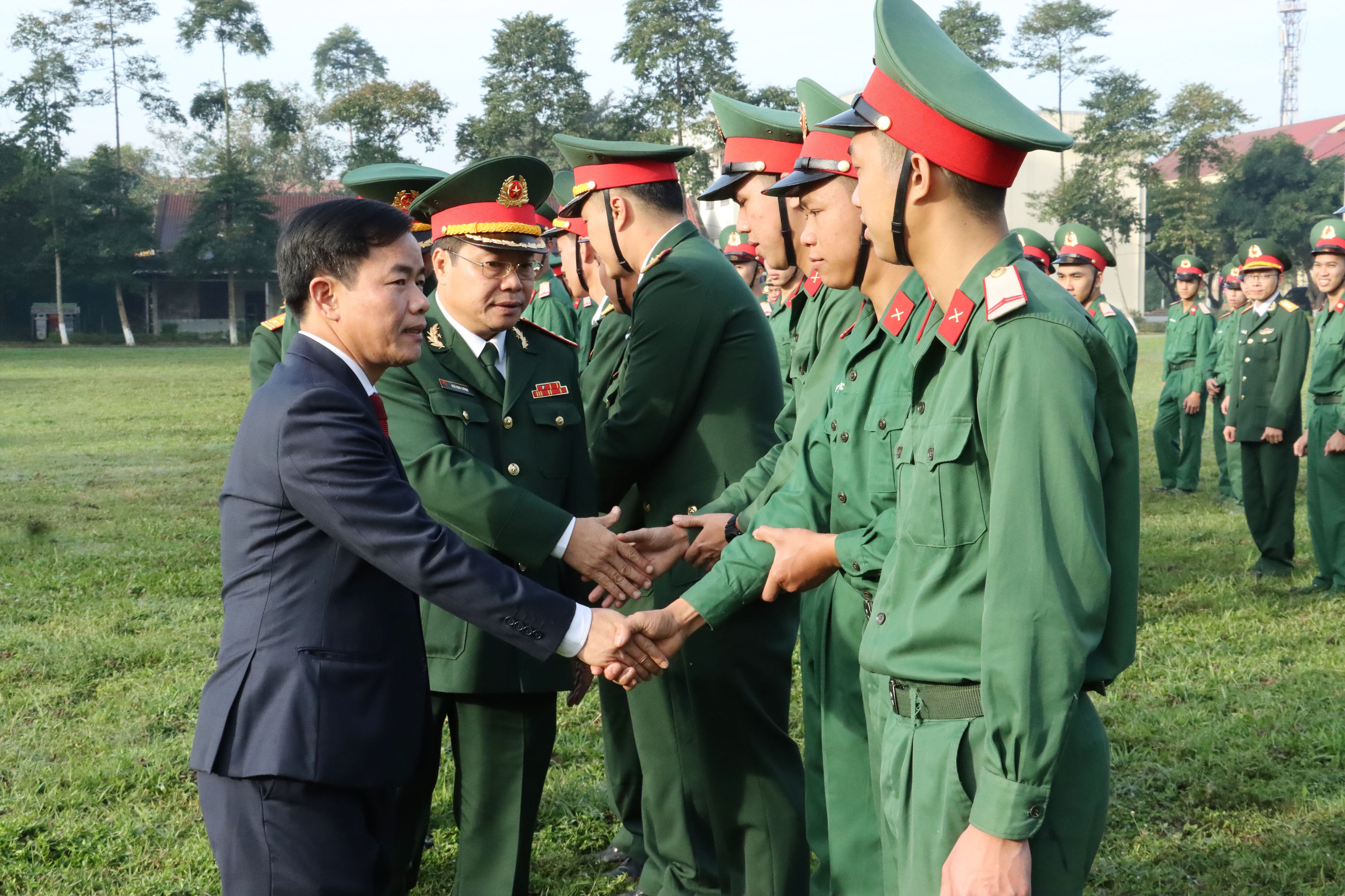 Chủ tịch UBND tỉnh dự lễ chào cờ đầu năm mới Quý Mão tại Bộ CHQS tỉnh