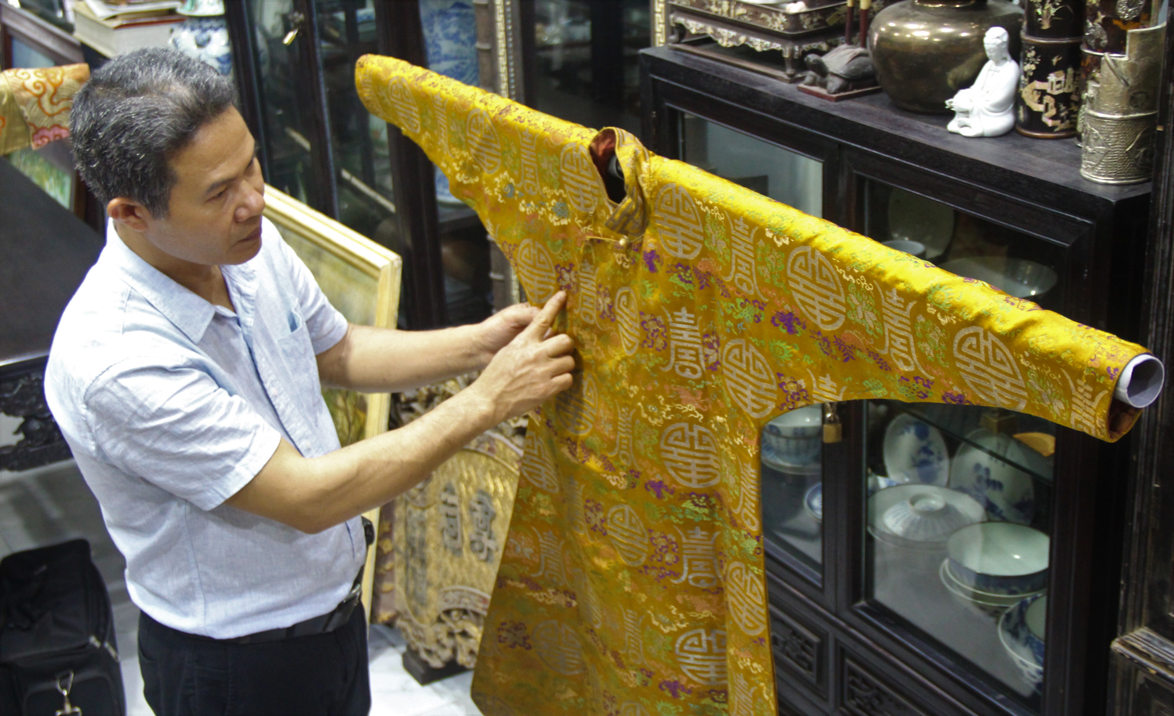 Chuyện chưa kể về hành trình sưu tập những chiếc áo vua quan