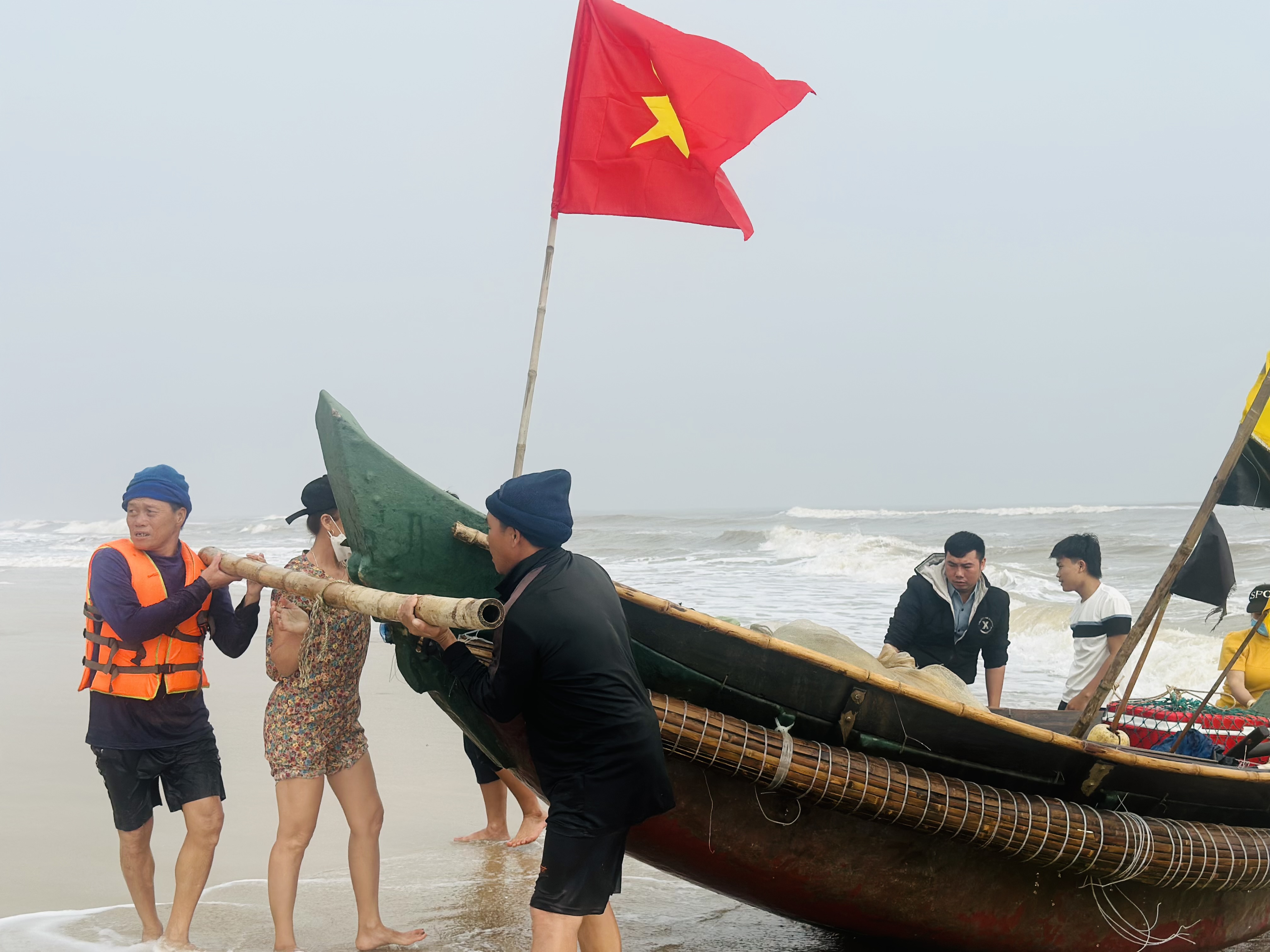 Thuyền về, tôm cá đầy khoang