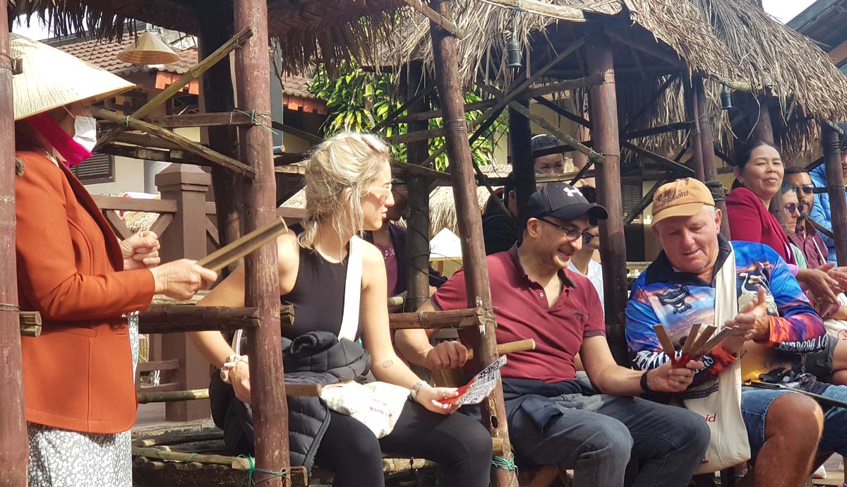 Khách tây vui hội bài chòi