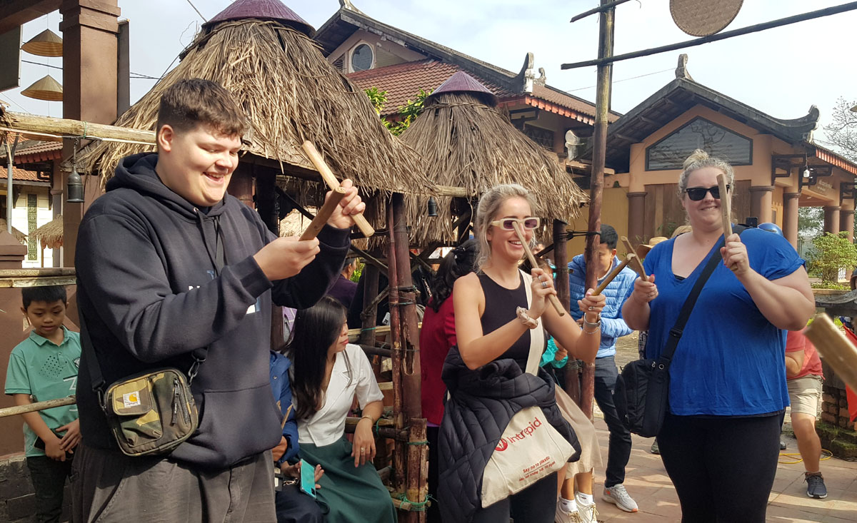 Foreign visitors play Bai Choi with fun