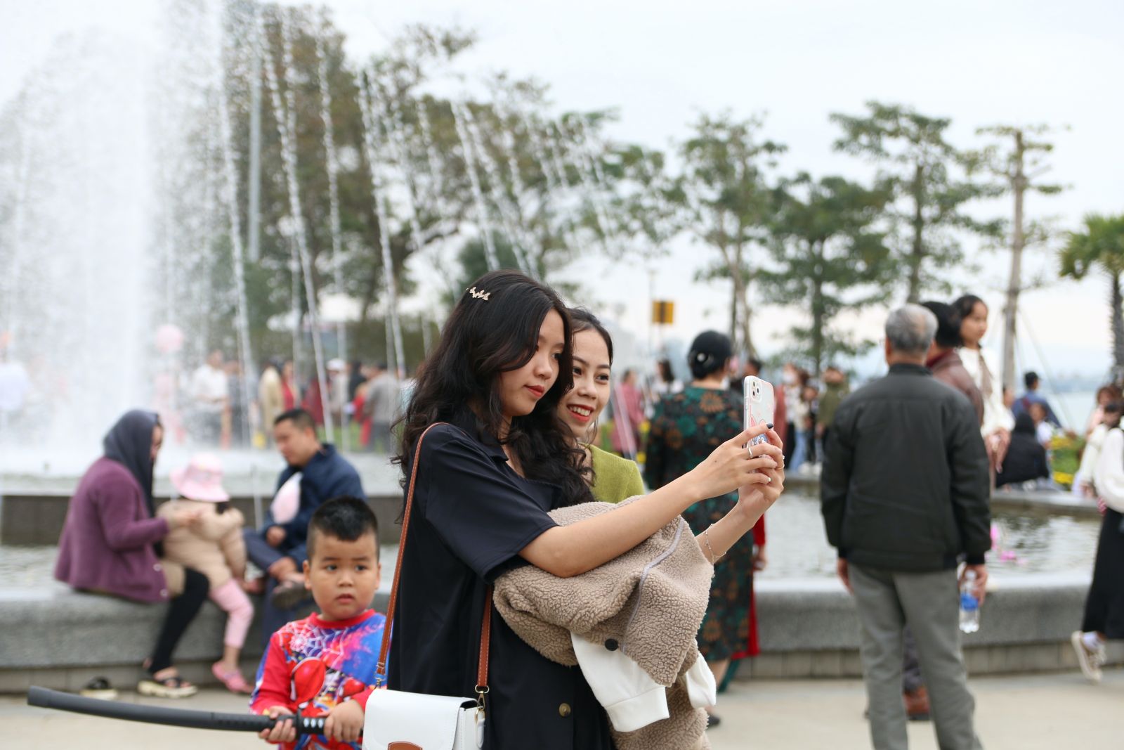 Young people choose Hue as their destination at the beginning of the year