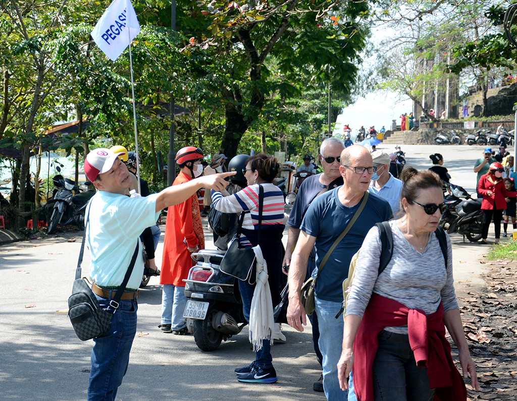 Người làm du lịch bận rộn với tour tết