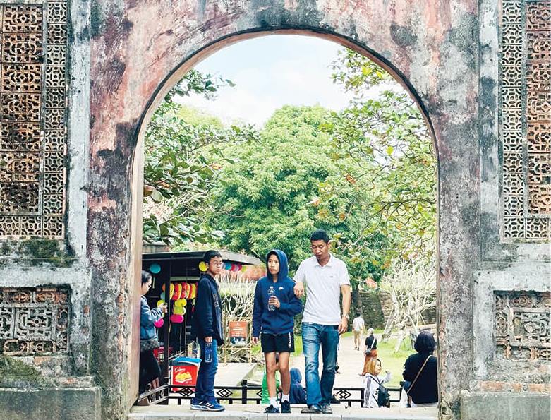 Xuyên Tết đón khách tham quan