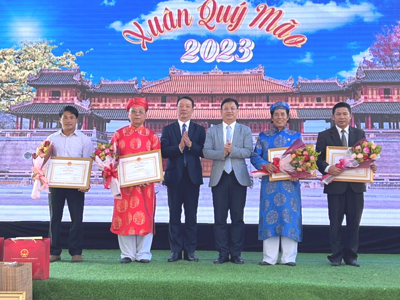 Thành công của tỉnh luôn có sự đóng góp của bà con người Huế xa quê