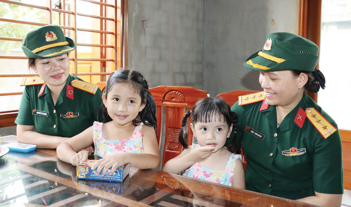 Nữ quân nhân luôn vì cộng đồng
