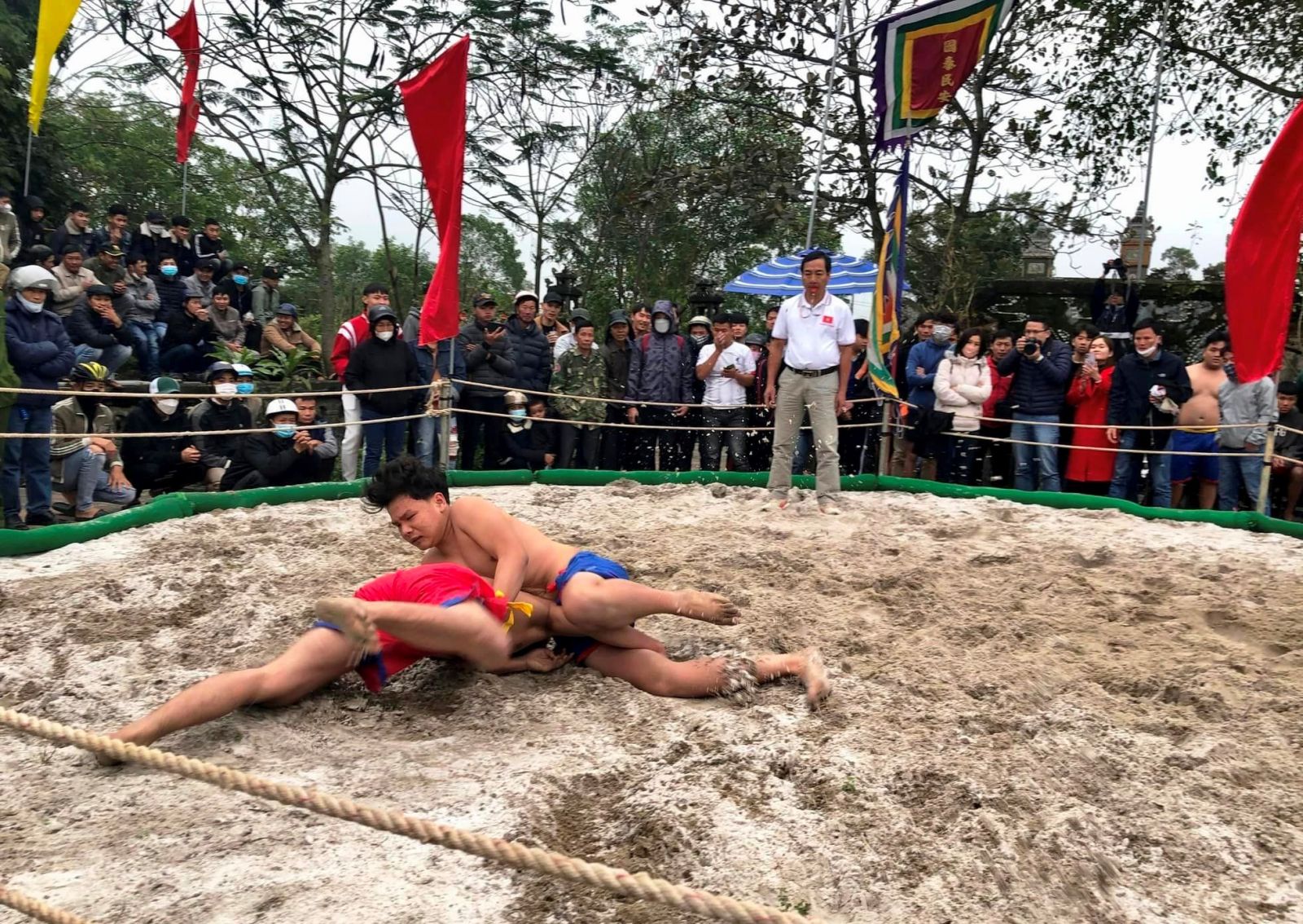 Exciting traditional wrestling in Thu Le village