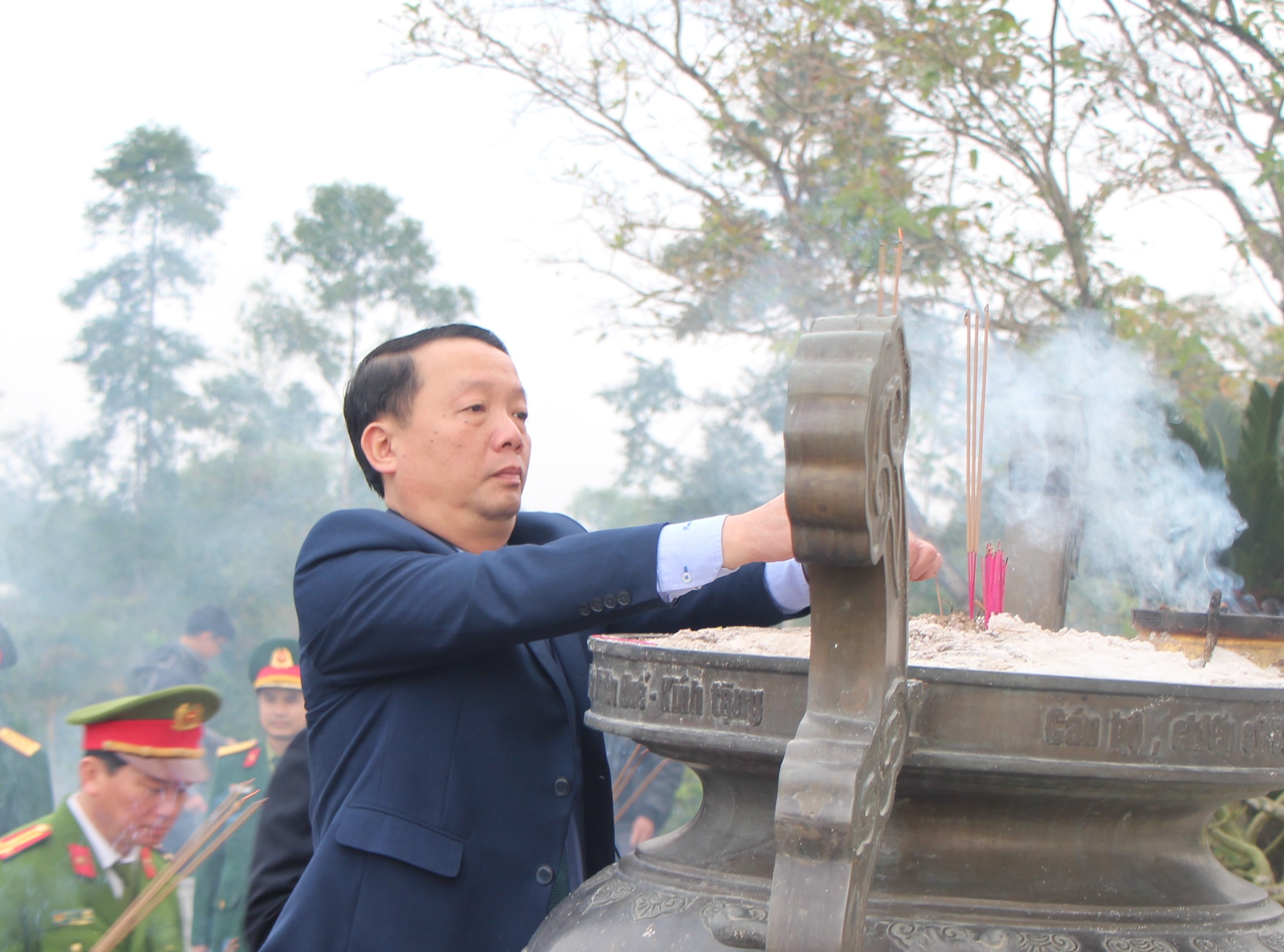 Dâng hương và đặt vòng hoa tại Nghĩa trang Liệt sỹ TP Huế